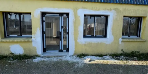 Avril 2025 : Rénovation façade en charpente + réalisation d'un totem