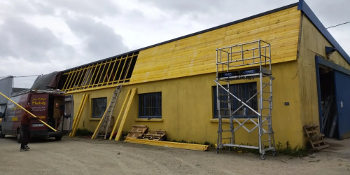 Avril 2025 : Rénovation façade en charpente + réalisation d'un totem