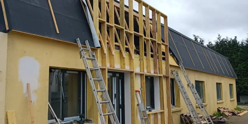 Avril 2025 : Rénovation façade en charpente + réalisation d'un totem