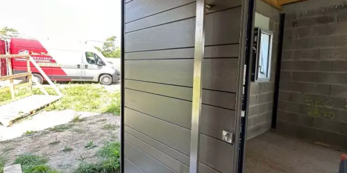 Juin 2023 - Pose d'une porte d'entrée sur maison neuve située à Gouesnac'h (29950)