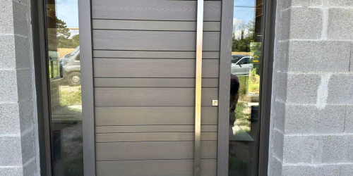 Juin 2023 - Pose d'une porte d'entrée sur maison neuve située à Gouesnac'h (29950)