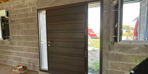 Juin 2023 - Pose d'une porte d'entrée sur maison neuve située à Gouesnac'h (29950)