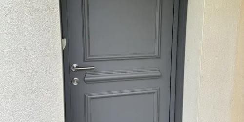 Novembre 2023 : remplacement d'une porte d'entrée, habitation située sur la commune de Fouesnant (29170)