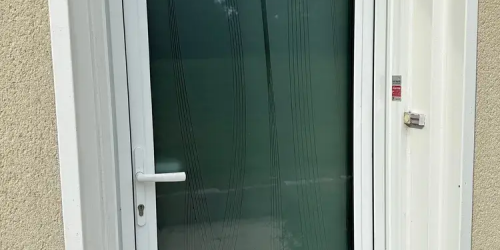 Septembre 2023 : remplacement d'une porte, maison située sur la commune de Quimper (29000)