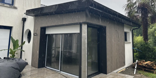 Septembre 2023 : création d'une extension avec pose de charpente, bardage, menuiseries dont oeil de boeuf sur la commune de Fouesnant (29170)