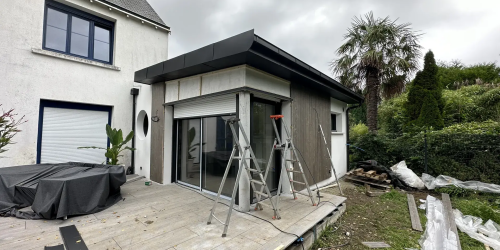 Septembre 2023 : création d'une extension avec pose de charpente, bardage, menuiseries dont oeil de boeuf sur la commune de Fouesnant (29170)