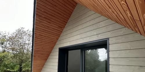 Septembre 2023 : réalisation de bardage et remplacement des menuiseries, chantier situé sur la commune de Fouesnant (29170)