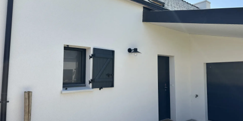 Juillet 2023 : pose de fenêtres et de volets sur la commune de Penmarc'h (29760)