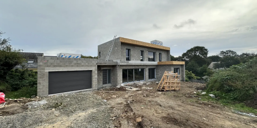 Septembre 2023 : pose de la charpente, des fenêtres, de la porte d'entrée ainsi que celle du garage, chantier situé sur la commune de Gouesnac'h (29950)