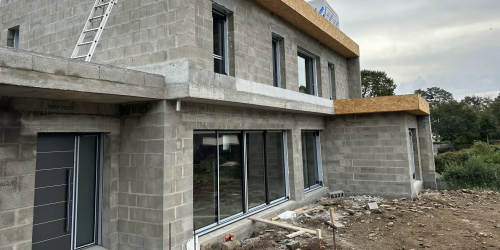 Septembre 2023 : pose de la charpente, des fenêtres, de la porte d'entrée ainsi que celle du garage, chantier situé sur la commune de Gouesnac'h (29950)