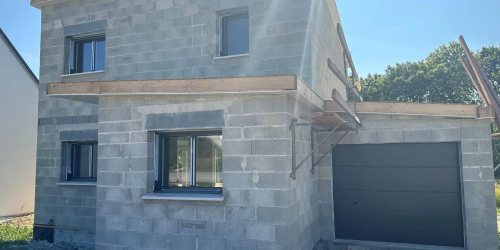 Pose de menuiseries extérieures sur la commune de Pluguffan (juin 2023)