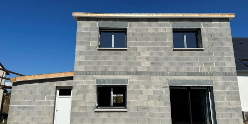 Pose de menuiseries extérieures sur la commune de Pluguffan (juin 2023)