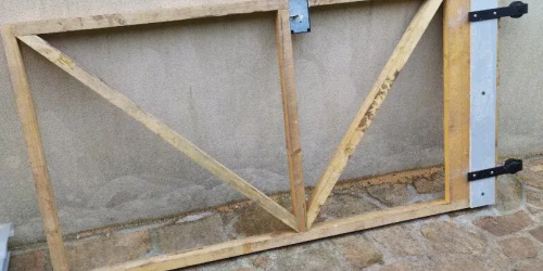 Février 2025 : pose porte abris de jardin